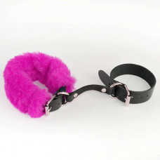 Черные кожаные наручники со съемной ярко-розовой опушкой